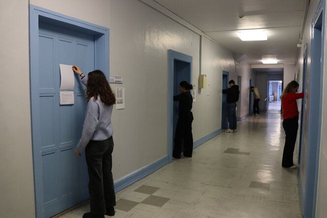 <strong>ECOS d'entraînement : lecture des sujets</strong> <br> <em>Au son de la cloche, les étudiants prennent connaissance du sujet qui les attend dans la salle.</em> ECOS d'entraînement : lecture des sujets